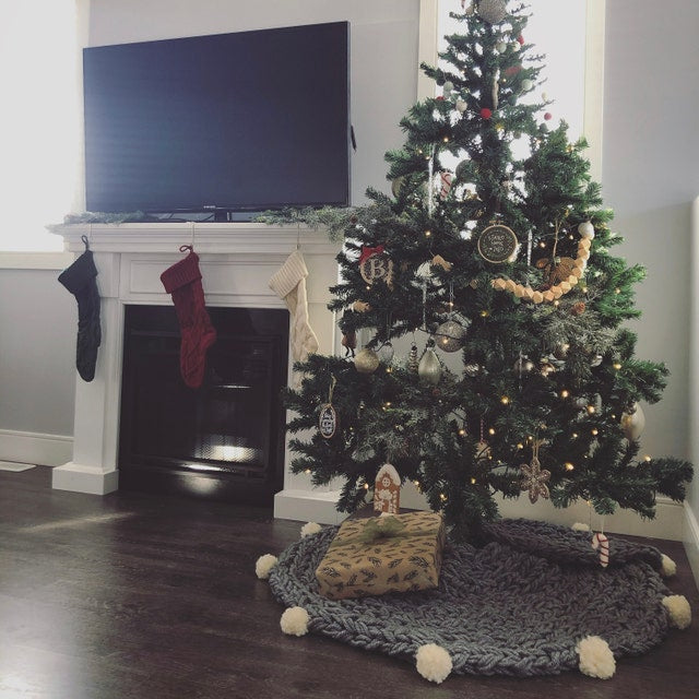 Christmas Tree Skirt grey with pompos