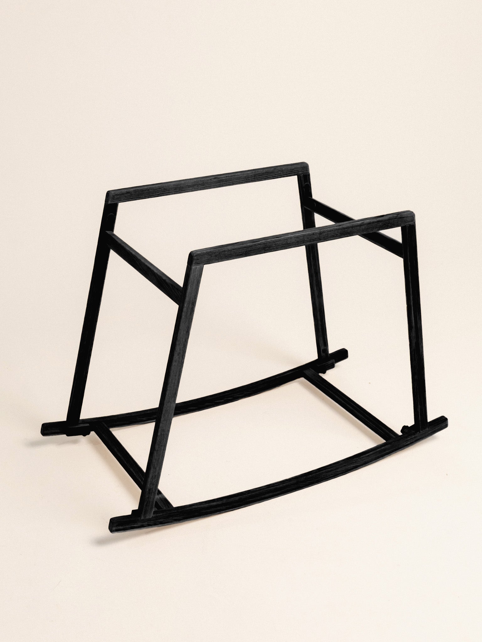 ★ Akari ★ WALLABY BASKET STAND Black WALLABY BASKET STAND Black｜インテリアアクセサリ｜IDEE SHOP Online